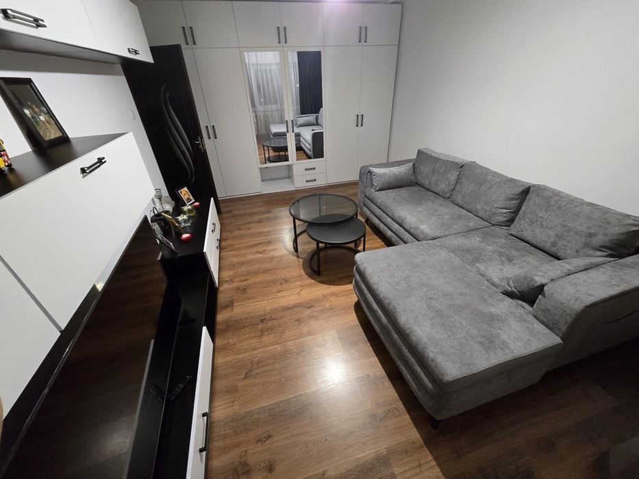 Apartament cu 3 camere  de închiriat