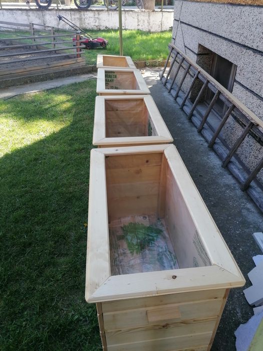 Дървени високи саксии