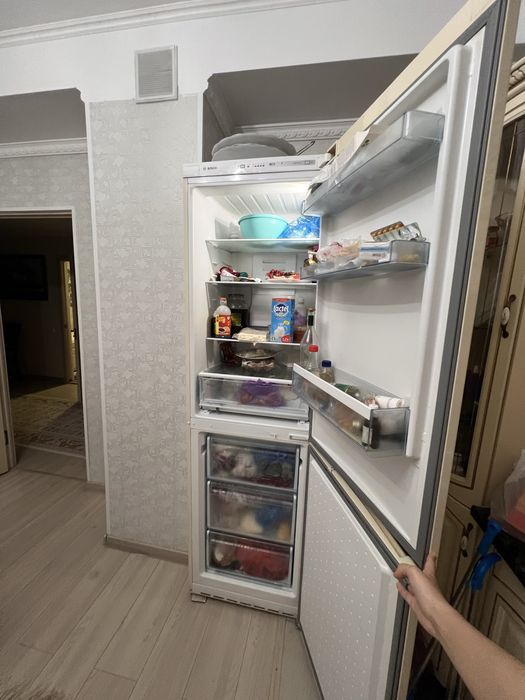 Холодильник б/у работает отлично посец день пользуемся