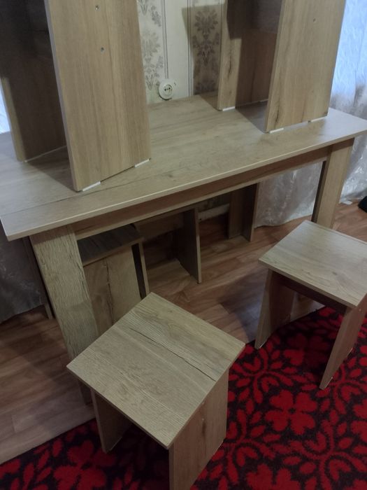 Стол с табуретками в кухню