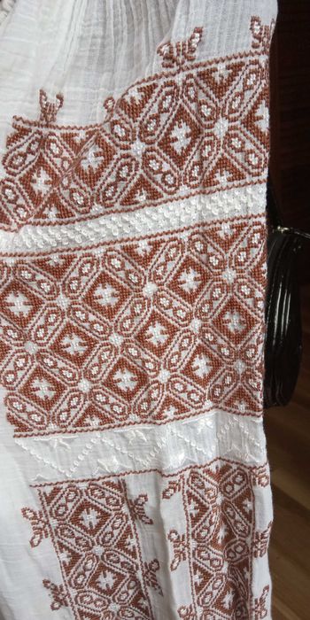 Ie tradițională lucrata manual