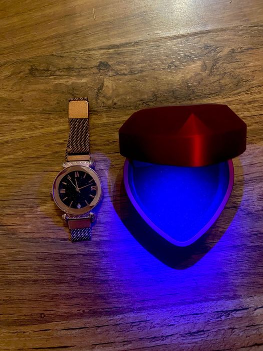 Чисто нов часовник в луксозна кутийка сърчице