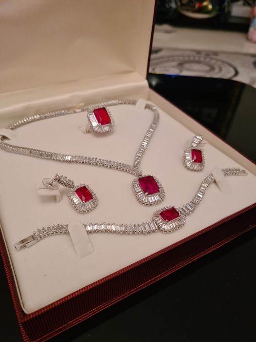Рубиновый гарнитур от бренда Venus