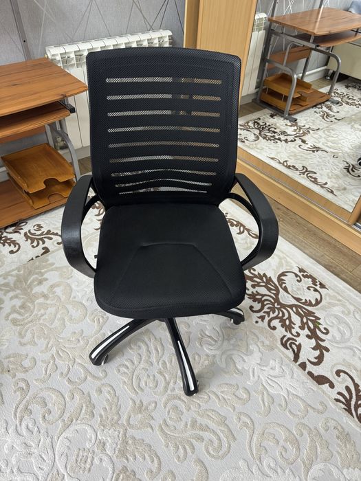 Продам компьютерный стол с креслом