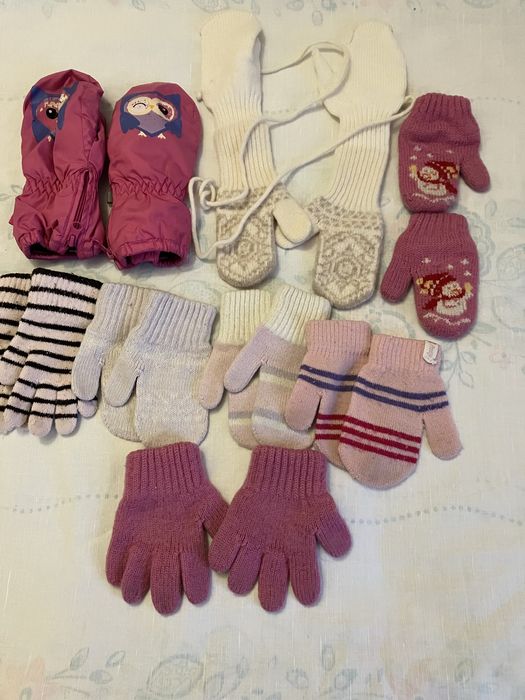 Шапки зимние , варешки, перчатки на девочку