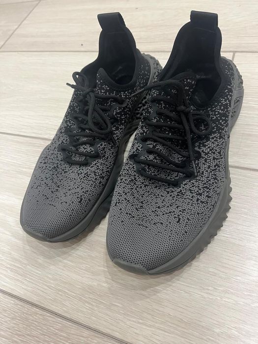 Спортивные кроссовки