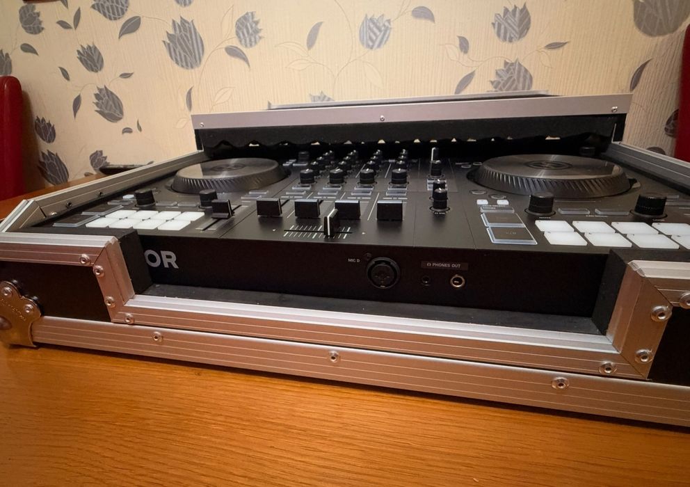 Vând consolă  dj