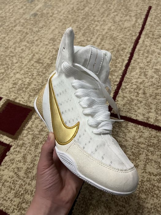 Мачомай3 найк золотой свет