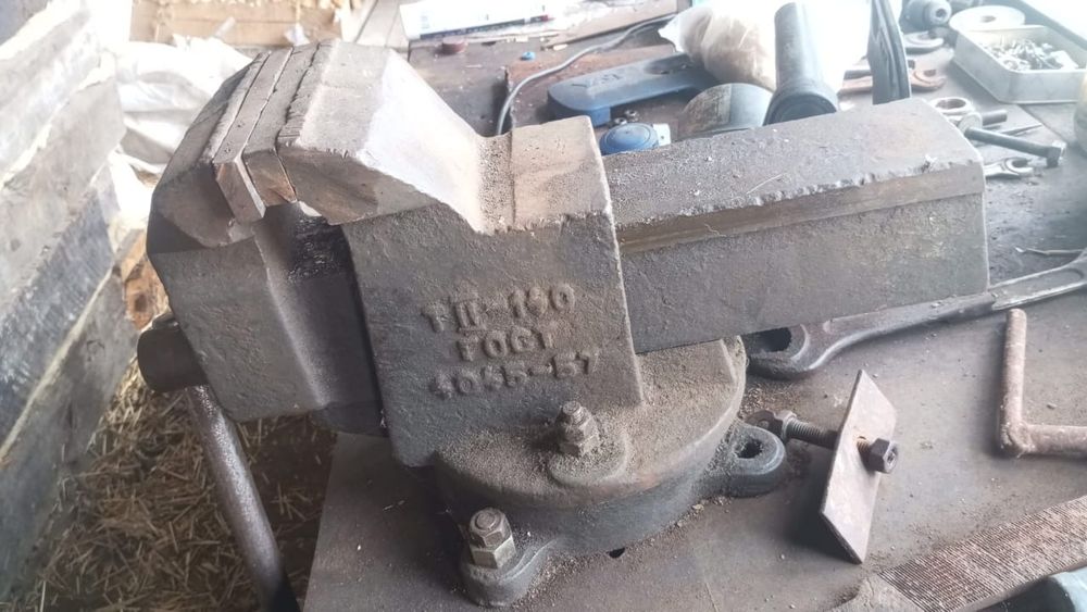 Продам тиски большие советские