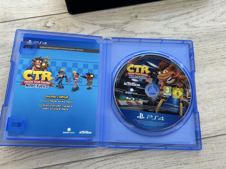 Playstation 4 с един джойстик и игра