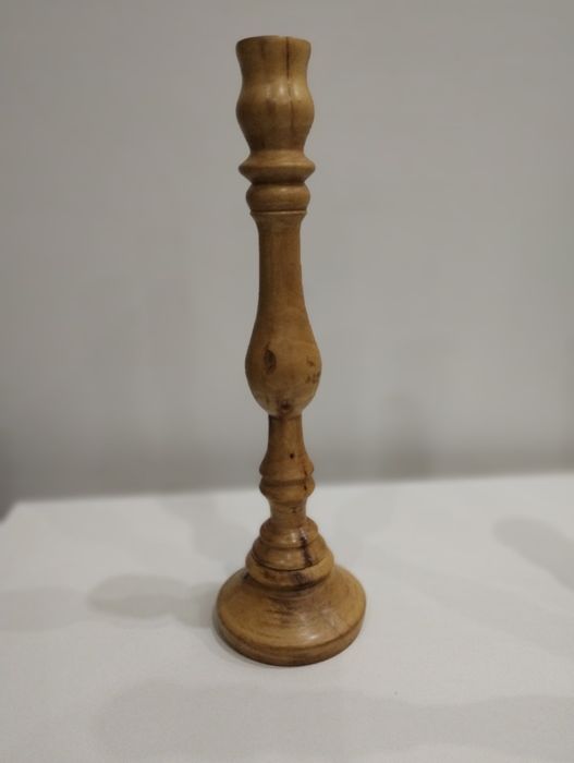 Много елегантни и красиви свещници. Светло дърво. 
Различни един от