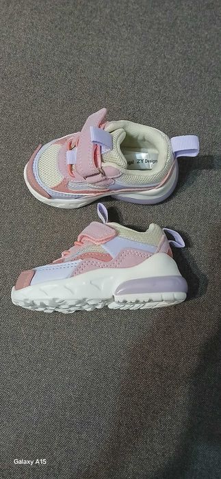 Кроссовки со светящимися подошвами Zippy, 19 размер. Бренд Португалия