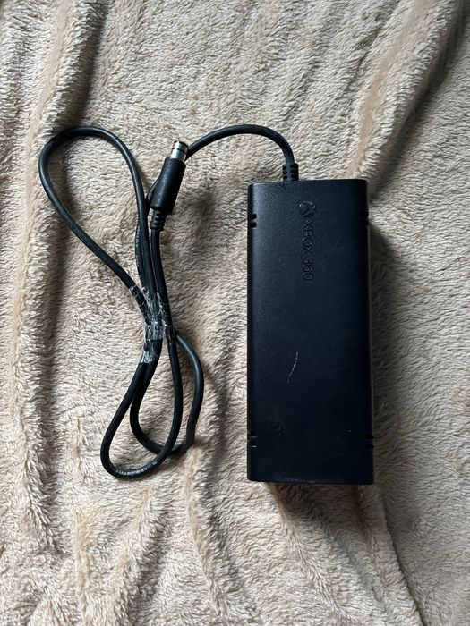 Xbox 360 E + 2 Controllere + Cabluri