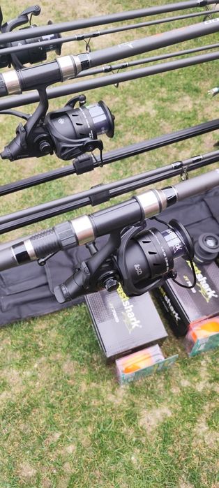 Set 3 Lansete Carbon 3,90m,3 Mulinete 7000 cu Baitrunner,Rod Pod