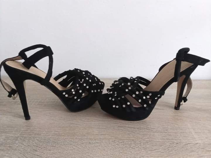 Sandale zara marimea 36. Pret 80 lei