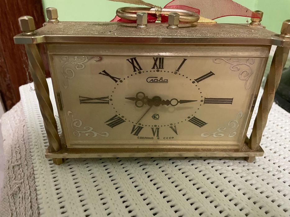 Руски електромеханичен настолен часовник Слава