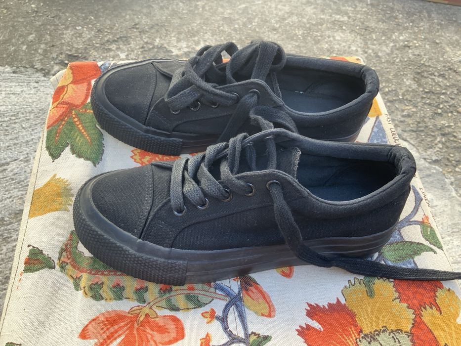 Pantofi sport de dama culoare neagra i stare foarte buna