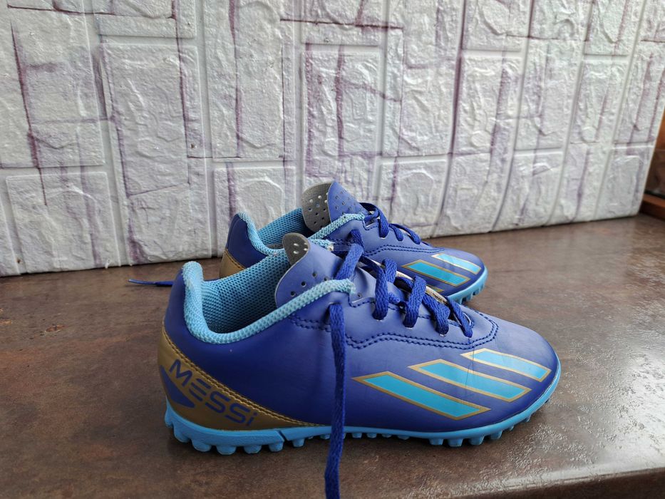 маратонки,кецове,спортни обувки футболни стоножки,Adidas,ном 31,адидас