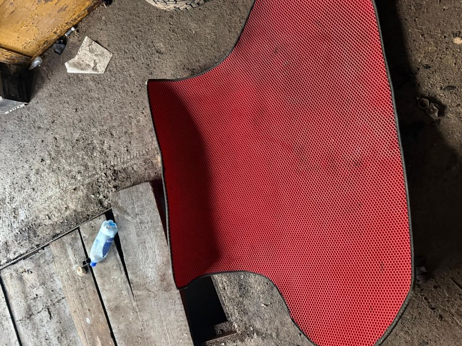 Продам коврик в багажник на приору
