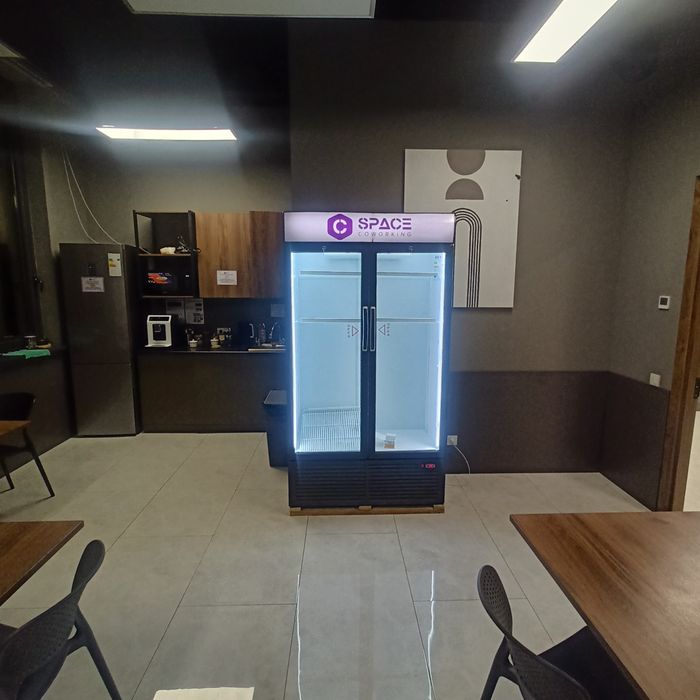 СКИДКА !!! Продаются витринные холодильники.