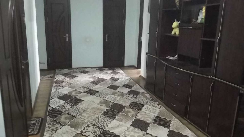 СРОЧНО продается 3*ком 110м2 керпичн.балкон 2х6. рядом мечеть Зангиата