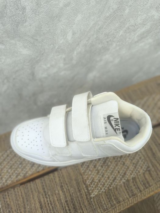 Продам кроссовки новые