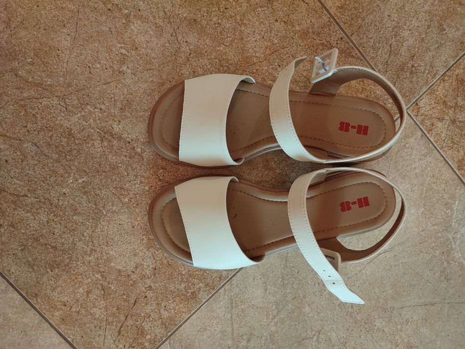 Бели летни сандали