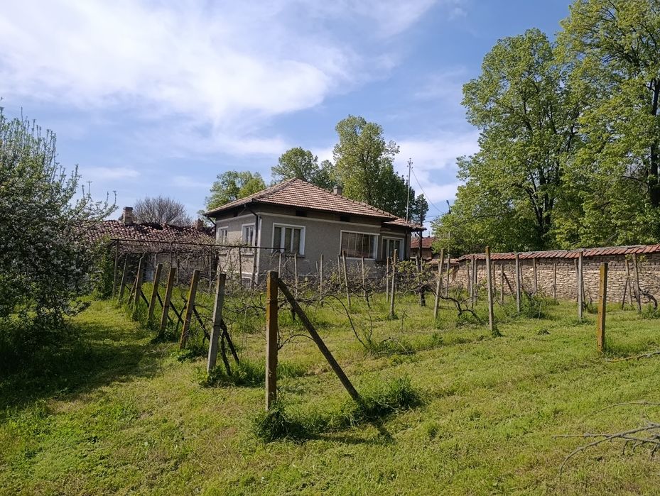 Къща в село Ушинци 
Дворът е разделен и се продава едната част от него - 850 кв.
