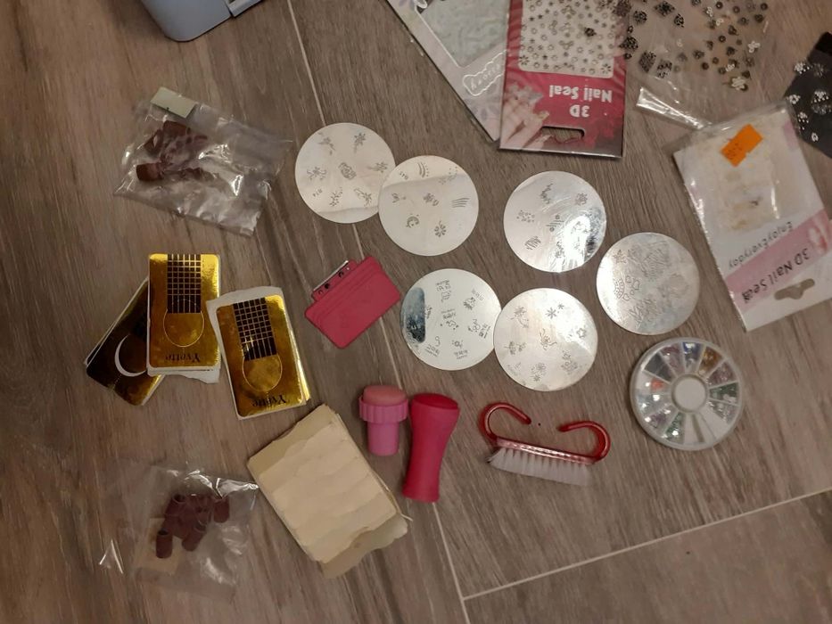 Set pentru manichiura cu gel si semipermanentă  in stare foarte bună.