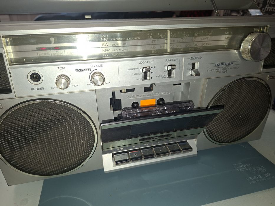 Radiocasetofon boombox Toshiba RT-120S,  4 benzi radio, 1983, funcțional