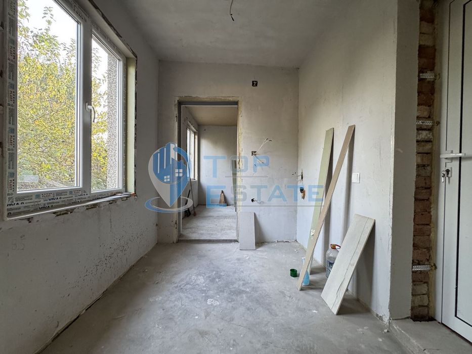 Къща с голям двор и стопански постройки в село Климентово, област Вел