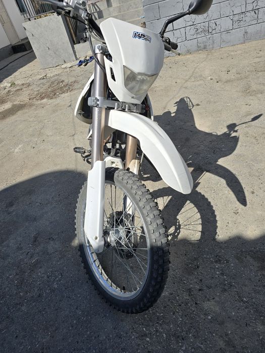 Мотоцикл эндуро спорт.