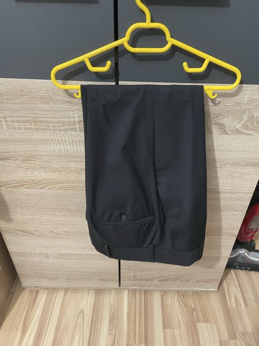Vand costum negru