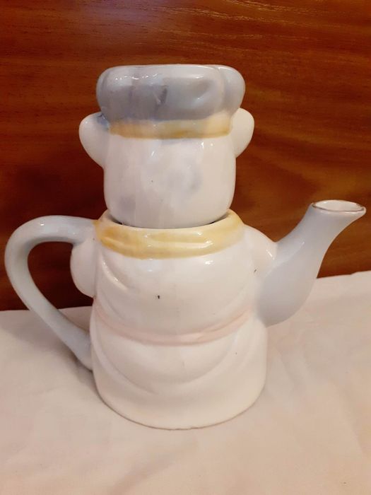 Два порцеланови чайника "Прасчо готвач" и"Торта"