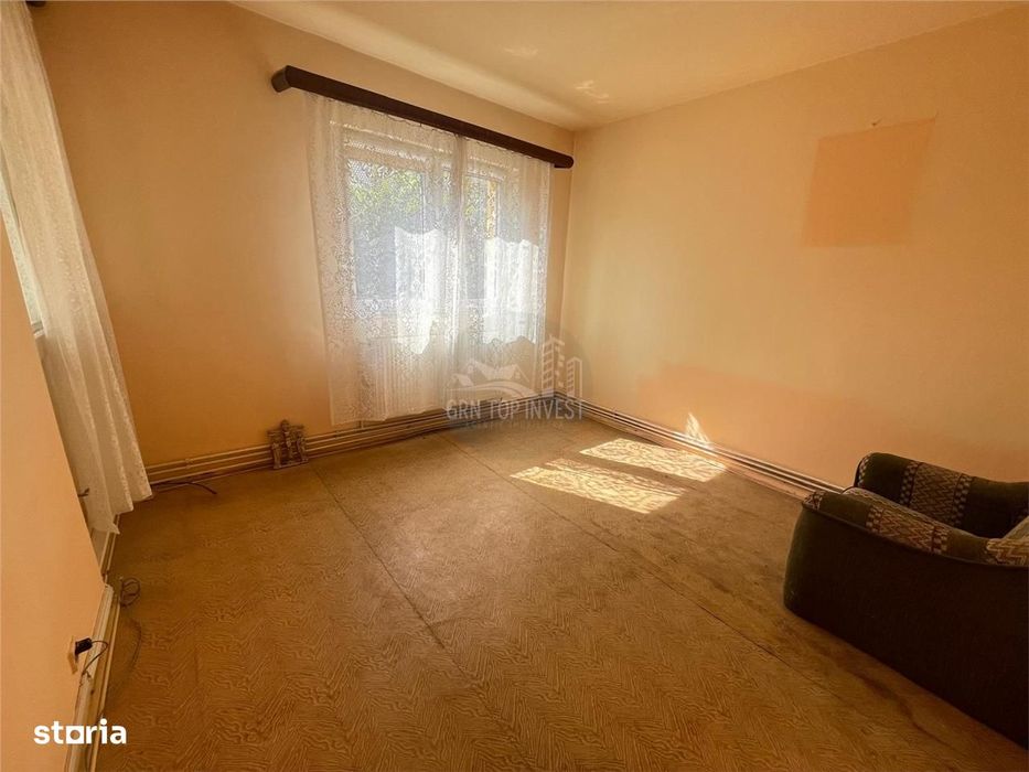 Apartament 2 camere decomandat balcon pivnita zona Vasile Aaron