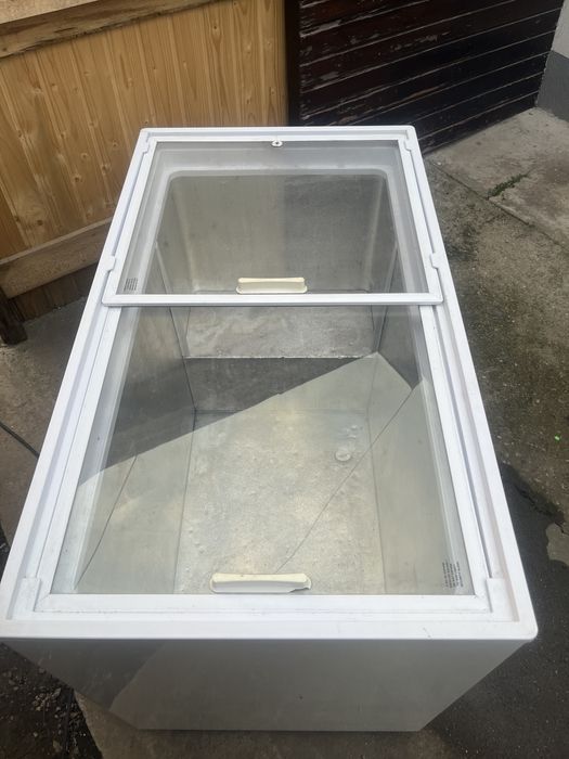 Vitrina si lada de vanzare