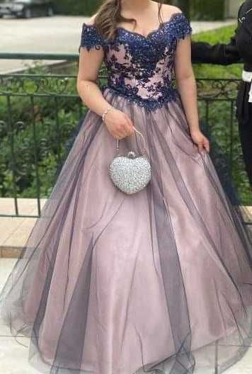 Бална рокля с кринолин