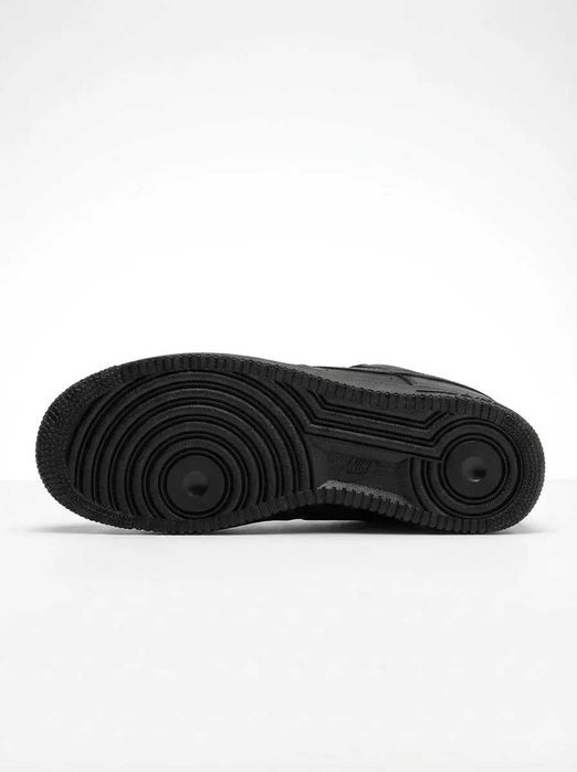 Продам кроссовки Nike AIR FORCE 1. Черные.