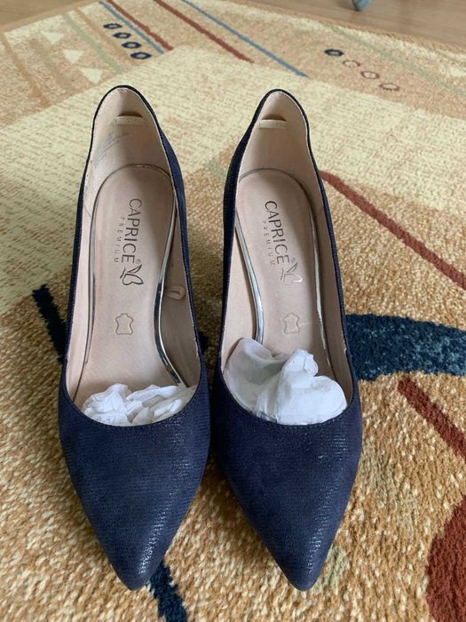 Елегантни обувки с ток CAPRICE от ЕСТЕСТВЕН велур