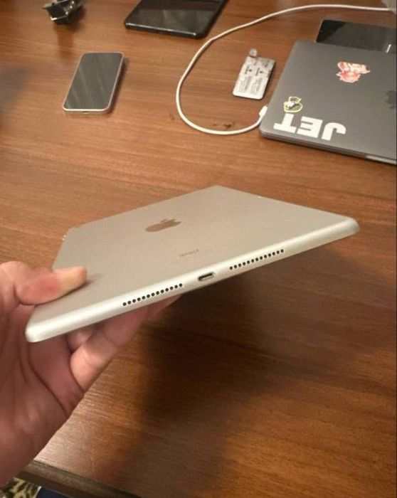 Ipad 7 silver.