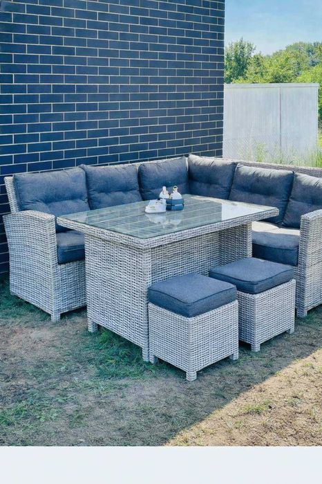 Продавам 2 броя градинско сепаре с маса и две табуретки - като ново!