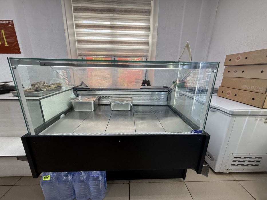 Продам витрину 1,5м и 2.0 м