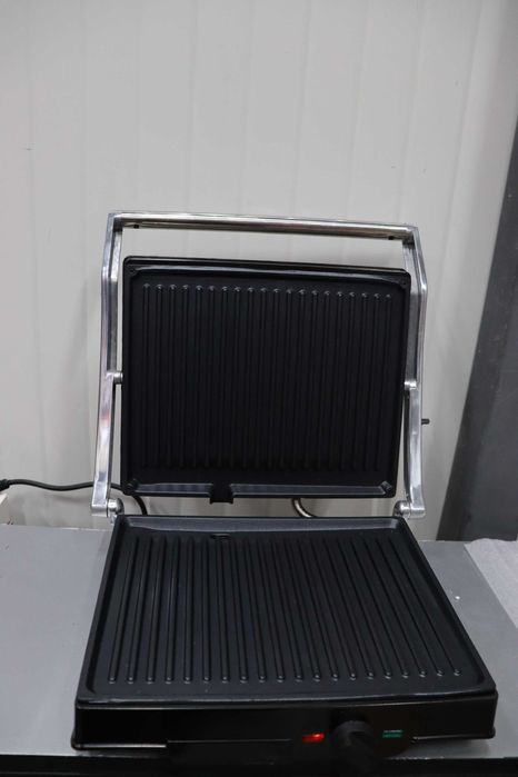 Електрически грил BEHOMEизработен от чугун, , 1800W, с лек ДЕФЕКТ