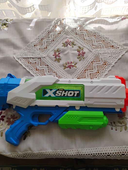 Vând pistol cu apa  Xshot