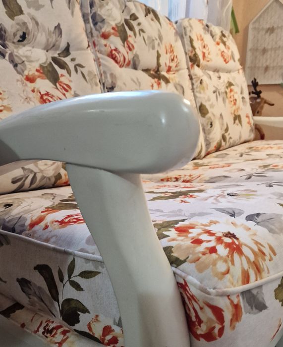 Триместен диван с флорални мотиви