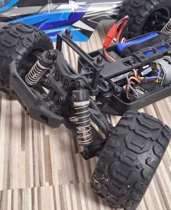 Automodel scara 1:16 cu telecomandă.