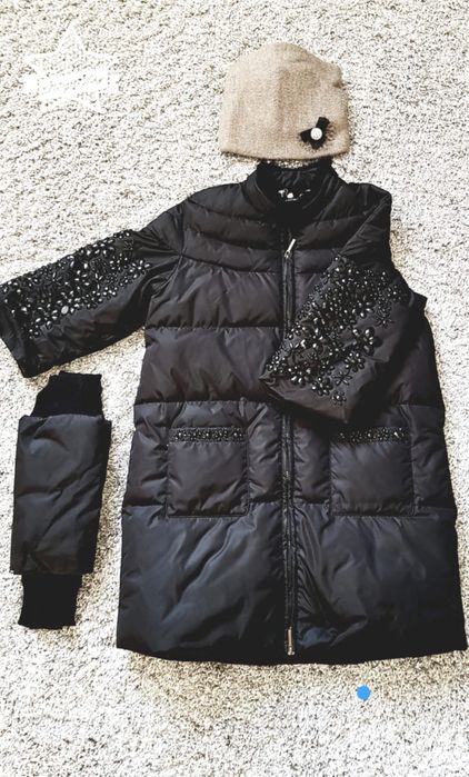 Пуховик украшен камнями