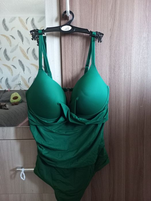 Продам  2 купальника слитных