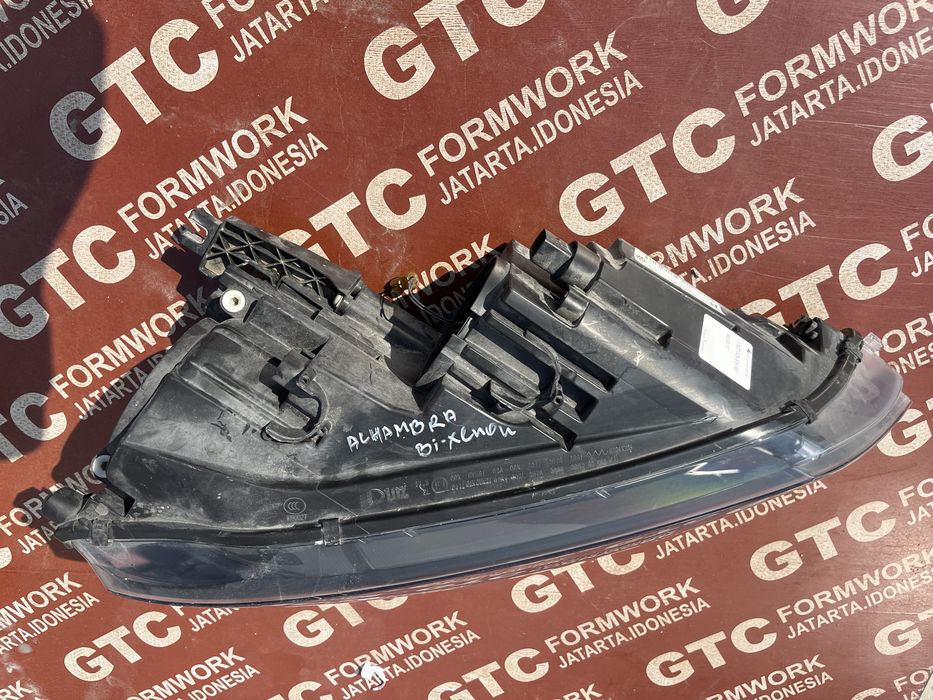 Фар Seat Alhambra Xenon