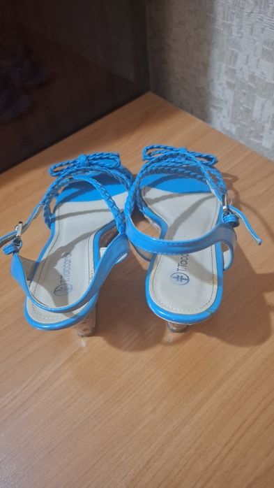 Продам босоножки